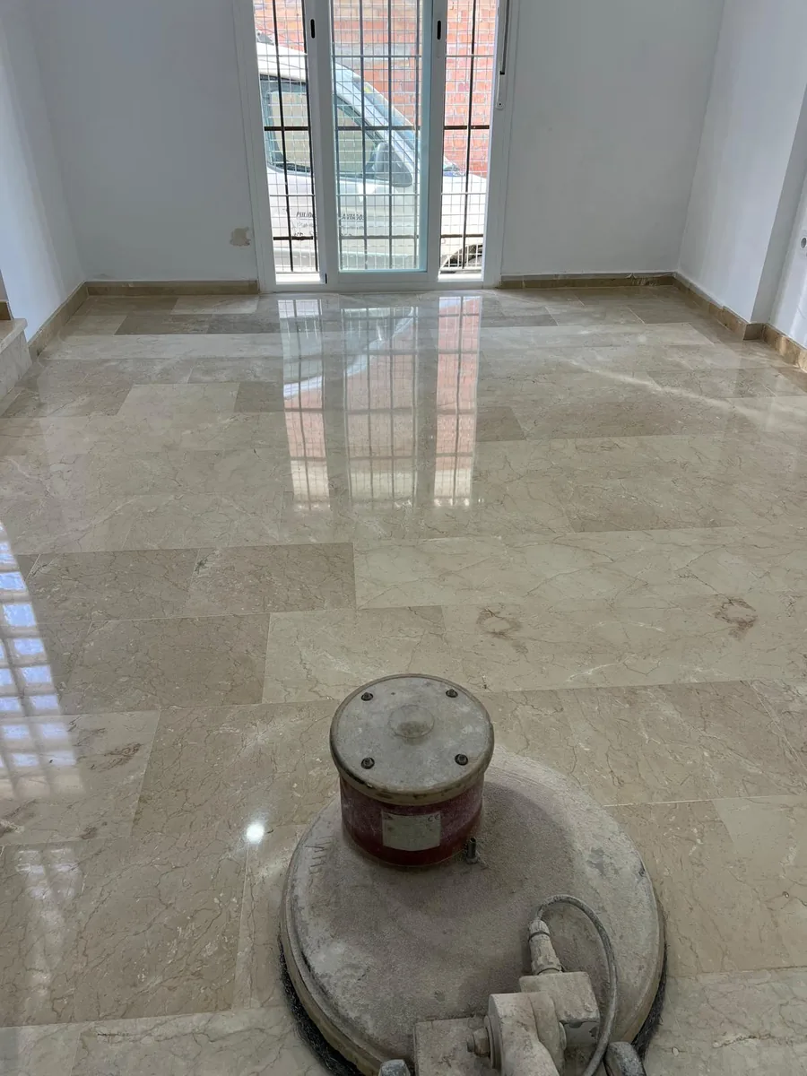 Máquina profesional trabajando sobre suelo de mármol claro