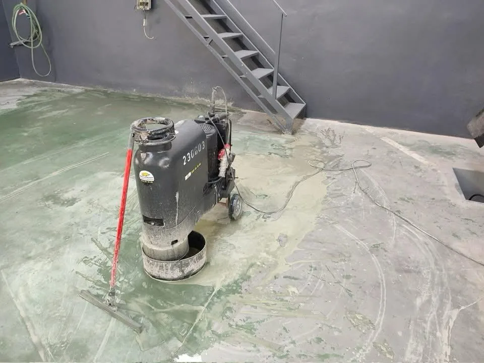 Máquina de pulido profesional en un local