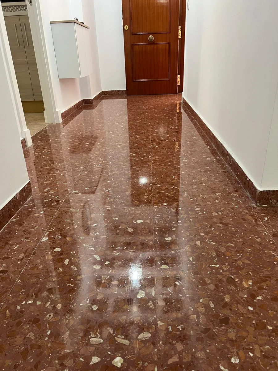 Pasillo de terrazo rojo pulido y brillante
