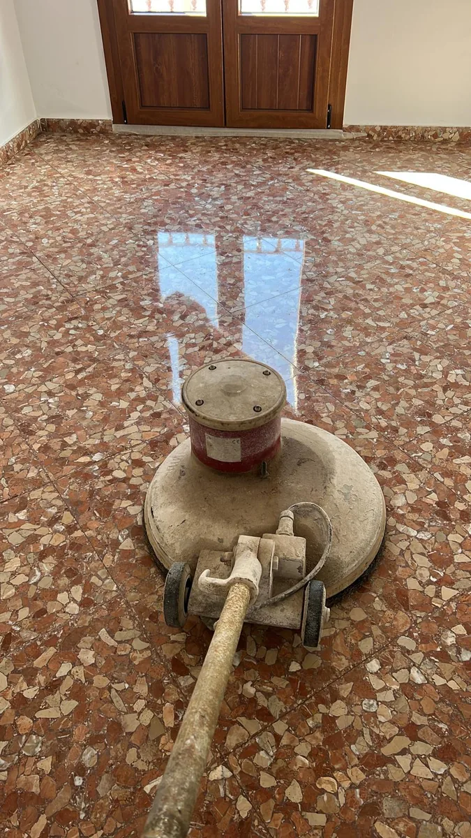 Máquina abrillantadora sobre suelo de terrazo rojo